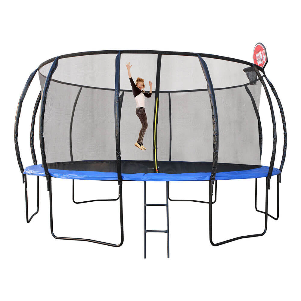 Trampoline met ladderschoentas en basketbalhoep