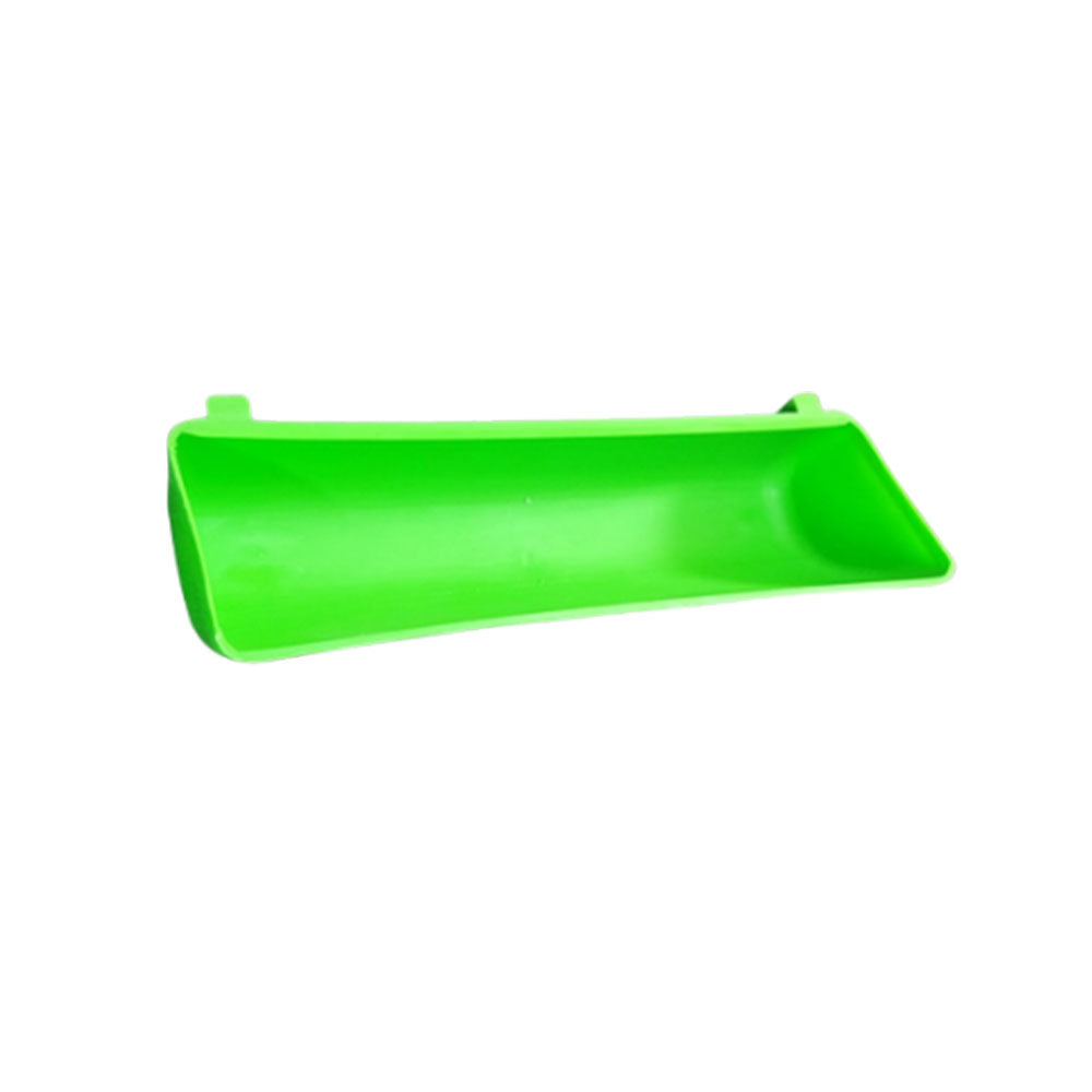 Groene plastic kippenvoertrog