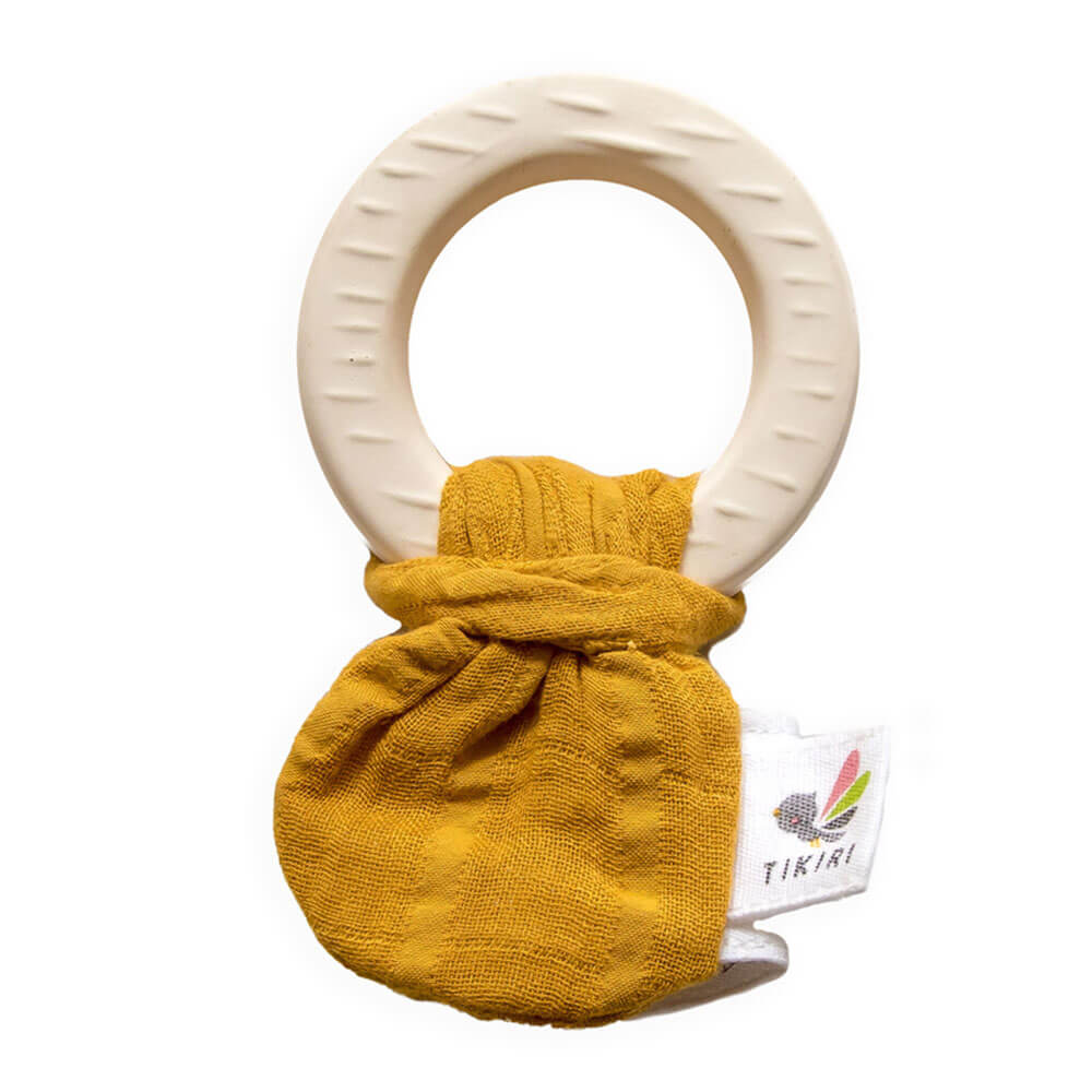 Tikiri Natural Rubber Teether con corbata de muselina